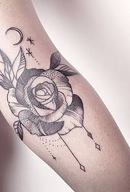 Ang gagmay nga bukton nga tattoo sa tattoo nga geometric nga rose pattern sa tattoo sa bulan