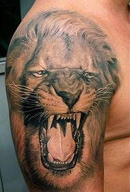 Tatuaggio feroce di leone animale