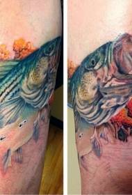 Arm shume realist me peshk peshku i madh me model tatuazhi pyjor