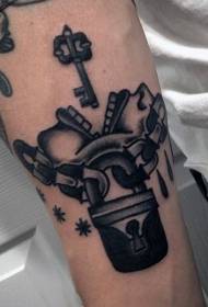Uszy łańcuszka na ramię i klucz czarny wzór tatuażu z zamkiem