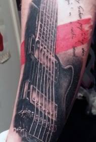 Guitarra moi realista con patrón de tatuaxe de brazo