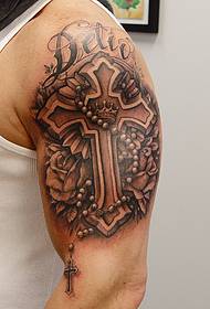 Krzyż spersonalizowany tatuaż na ramieniu
