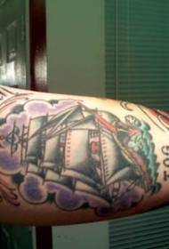 Maľované plachetnice a tetovanie listov na vnútornej strane ramena