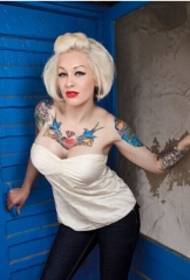 Tatuaggio sexy allettante di bellezza straniera