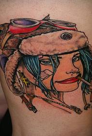 Padrão de tatuagem feminina com capacete colorido no braço