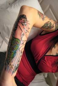 Gadis lengan gaya klasik pola tato putri duyung