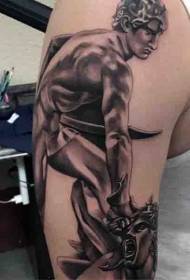 Armët në luftëtar të zezë dhe të bardhë me modelin e tatuazhit avatar Medusa