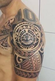 25 lalaki hideung panangan garis hideung tato titik pricking téhnik satengah panangan tattoo pola