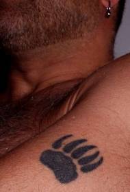 Tatuaggio con stampa zampa d'orso sul braccio