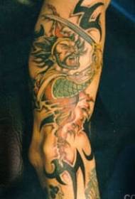Ljutiti samurajski uzorak tetovaže u boji na ruci