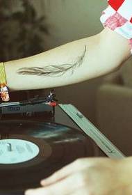 Aprecia el tatuatge de plomes del braç dj de la barra
