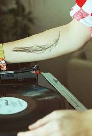 Apprezza il tatuaggio di piume sul braccio da DJ della barra