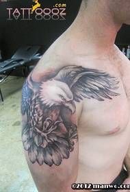 Fliegender Adler Tattoo auf dem großen Arm
