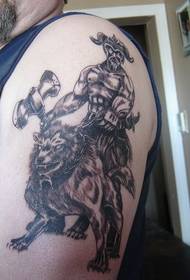 Wzór tatuażu ramię wikinga wojownik topór wilk