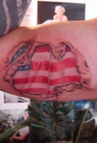 Brazo bandera americana y patrón de tatuaje rasgado de piel