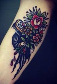 Motif de tatouage bras vieille école mort et fleurs