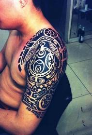 Grande modello di tatuaggio totem bello bello