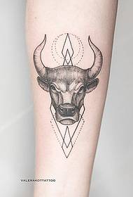 Pienen käsivarren lehmän pään linjan geometrinen tatuointikuvio