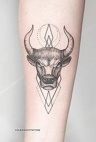 Motivo geometrico con tatuaggio a forma di testa di mucca con braccio piccolo