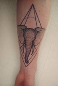 Braccio su elefante nero tatuaggio che punge tecnica geometrica elemento tatuaggio immagine
