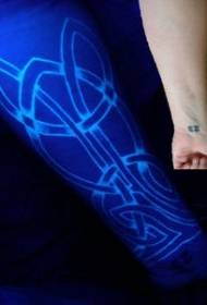 Wzór ramienia fluorescencyjny wzór tatuażu w stylu celtyckim