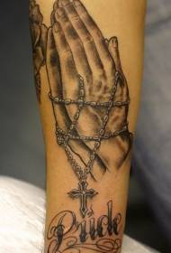 Рука молитва руки та розарій хрест татуювання візерунок
