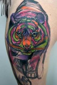 Besoaren kolorea estilo tigrearen tatuaje argazkia