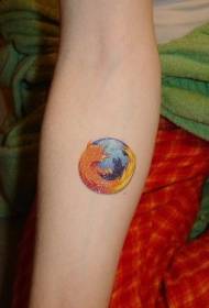 Chama do braço em torno de um padrão de tatuagem do planeta