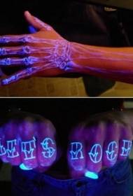 Els ossos del braç i les lletres dels dits patró de tatuatge fluorescent
