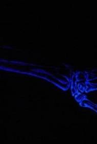 Наоружани флуоресцентни узорак за тетоважу костију