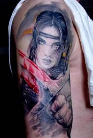 腕の色の女戦士のタトゥー画像