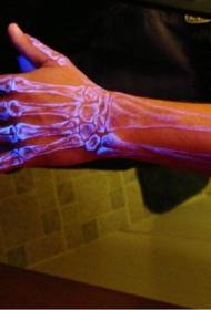 Флуоресцентна шема на тетоважи за лични коски