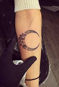 Pequeño brazo luna tótem pequeño patrón de tatuaje de pinchazo de flor fresca