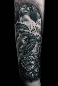Arms mahnitëse e zezë dhe e bardhë shqiponjë me model tatuazash trëndafili