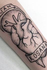 Узорак за тетовирање слова малих руку у облику срца