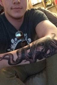 Maschera animale per tatuaggio polpo nero braccio sinistro maschio