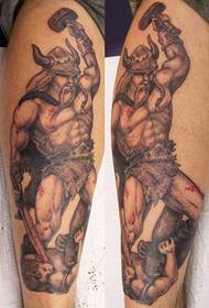 Leistungsstarkes Viking Warrior Hammer Tattoo-Muster