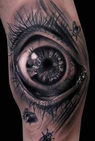 Nagyon reális 3D-s szem tetoválás a karon