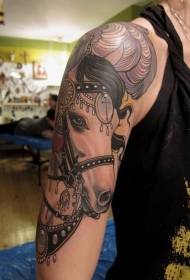 Modèle de tatouage de bras de tête de cheval orné de bijoux