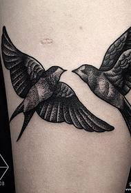 Didelės rankos dvi juodos pilkos kregždės tatuiruotės tatuiruotės modelis