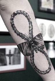 Tatuaj alb și negru cu aspect bun pe braț