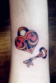 Modello di tatuaggio chiave di blocco cuore armlet femminile