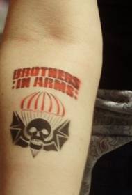 Armskallevinger og paraplybrev malt tatoveringsmønster