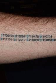 Patrón de tatuaje digital de código binario de brazo