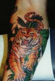 Arm kore ganye tare da roaring Tiger tattoo juna