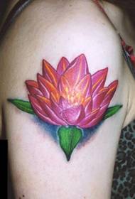 Ładny tatuaż lotosu na ramieniu