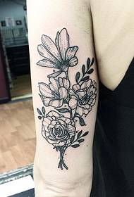 Grande braccio che punge il piccolo modello del tatuaggio del fiore fresco