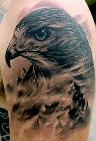 Guapo guapo brazo águila cabeza retrato tatuaje