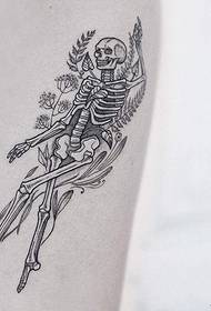 Klengaarmskelett Skelett kleng frësch Blummen Tattoo Muster