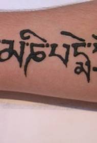 Tatuaggio del personaggio delle Scritture buddista indù sul braccio